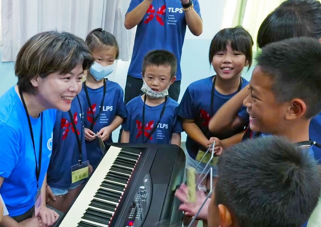 深入澎湖七美島，孩子們下課後仍圍繞著老師，展現對藝術的熱切好奇與求知渴望